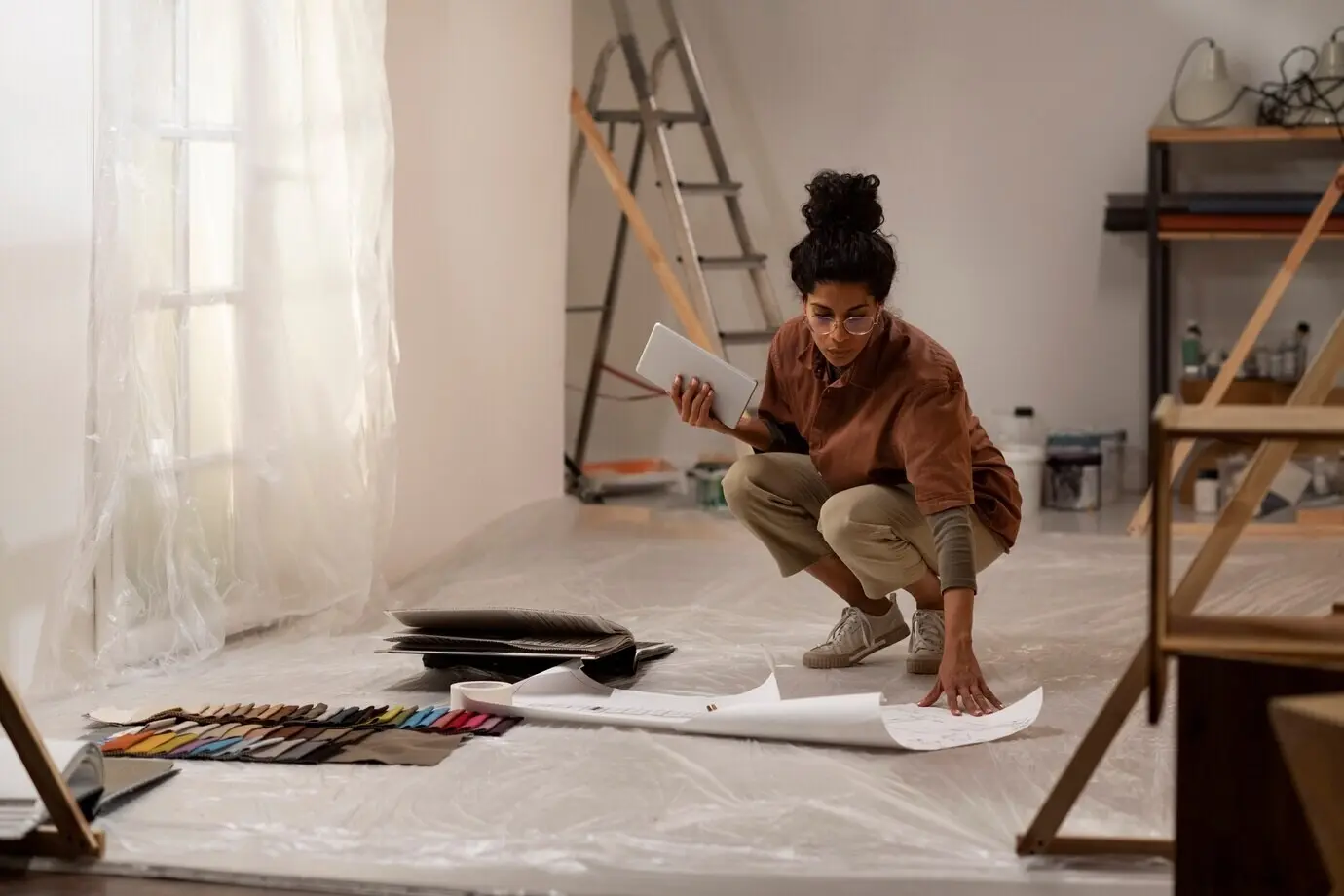 Szenenbildner bei der Arbeit in einem Innenraum.