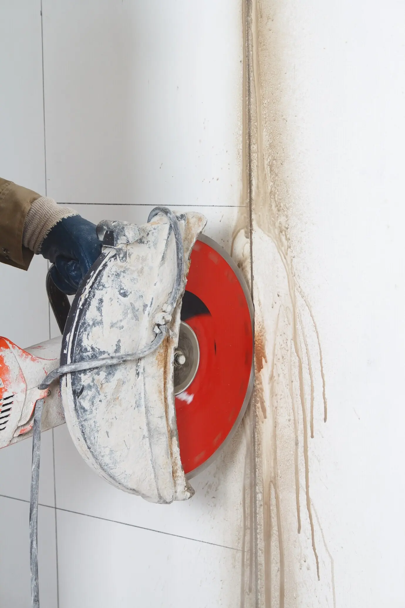Schneiden einer Wand mit einem Elektrowerkzeug.