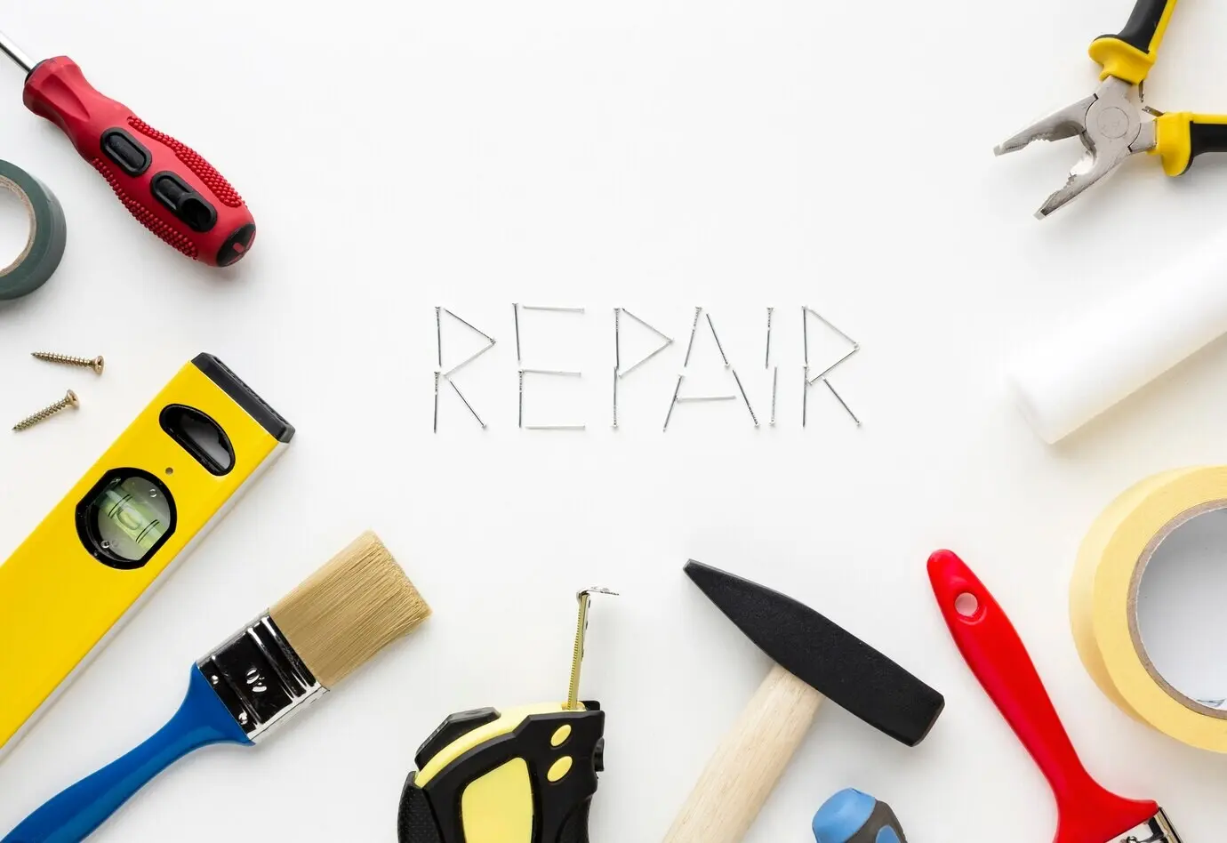 Das Wort „Repair“ ist aus Nägeln gebildet und von Werkzeugen umgeben.
