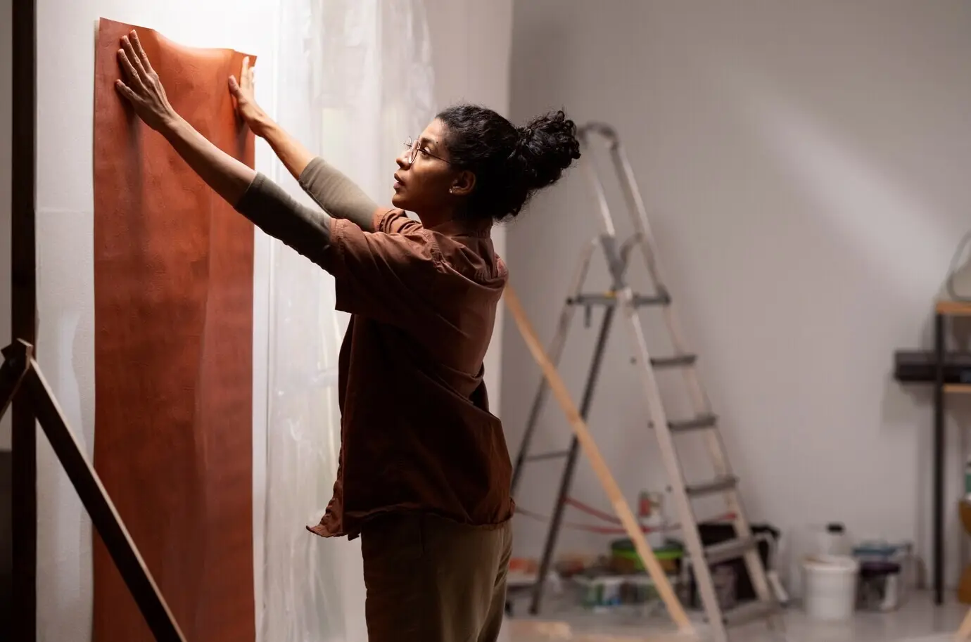 Setdesigner bei der Arbeit in Innenräumen